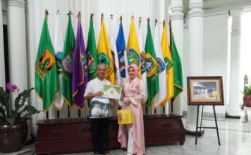 Aprindo Jawa Barat mendapat piagam dari ibu Gubernur