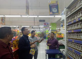 Kerjasama BPOM dengan APRINDO Gorontalo. Kepala BPOM dan bpk Nanda dari Hypermart