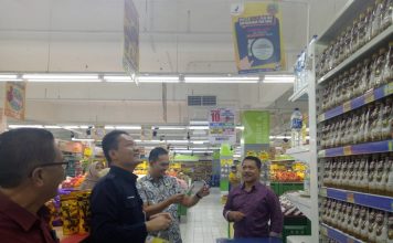 Kerjasama BPOM dengan APRINDO Gorontalo. Kepala BPOM dan bpk Nanda dari Hypermart