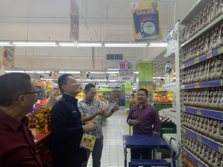 Kerjasama BPOM dengan APRINDO Gorontalo.  Kepala BPOM dan bpk Nanda dari Hypermart