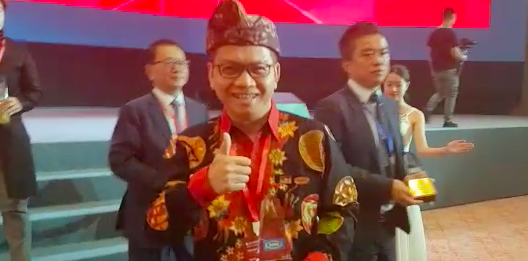 Bapak Andi Sumual menerima “FAPRA AWARD” untuk MOST INNOVATIVE RETAIL CONCEPT pada APRCA