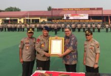 Wakil Presiden Komisaris PT. Matahari Department Store, Tbk menyerahkan bantuan hibah 75 sepeda motor untuk operasional kegiatan Brimob Polda Sumsel