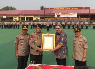 Wakil Presiden Komisaris PT. Matahari Department Store, Tbk menyerahkan bantuan hibah 75 sepeda motor untuk operasional kegiatan Brimob Polda Sumsel