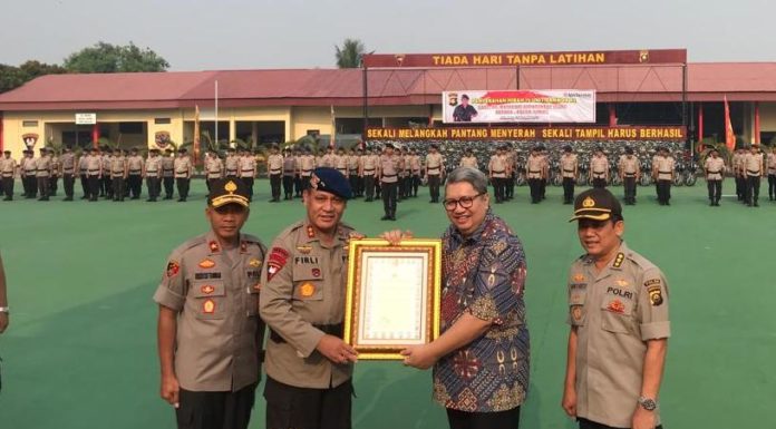 Wakil Presiden Komisaris PT. Matahari Department Store, Tbk menyerahkan bantuan hibah 75 sepeda motor untuk operasional kegiatan Brimob Polda Sumsel
