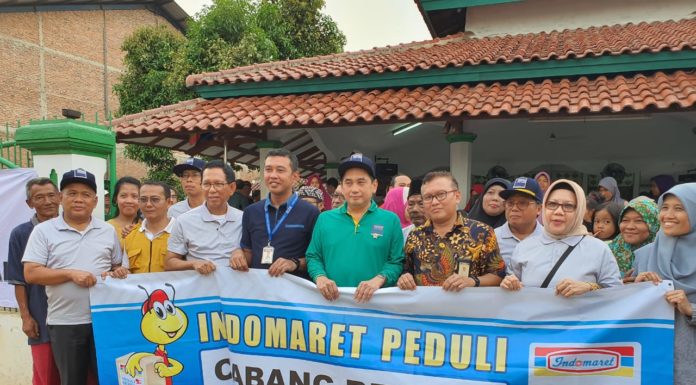 Penyaluran bantuan korban banjir bersama Menteri Perdagangan Agus Suparmanto