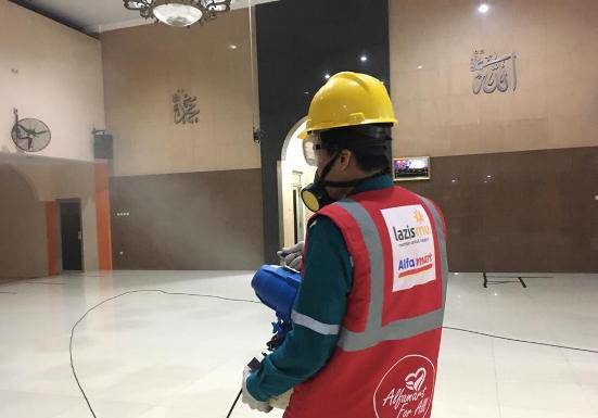 Alfamart Gandeng LazisMu untuk Penyemprotan Disinfektan Fasilitas Publik