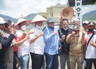 GUBERNUR SUMBAR ,PIMPINAN BANK BNI SUMBAR DAN KETUA APRINDO SUMBAR PANEN BAWANG MASAL KUR TANI