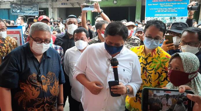 Menko Perekonomian RI ( tengah) didampingi Wamendag RI ( kanan ) & Ketum Aprindo ( kiri ) mengunjungi stand anggota Aprindo