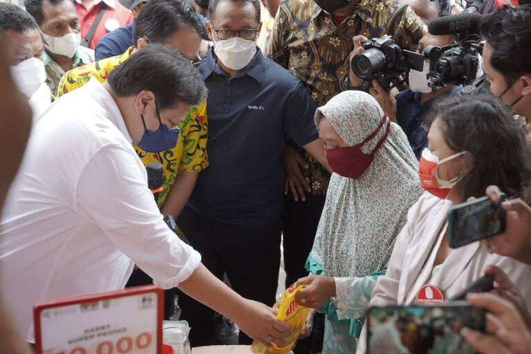 Warga Sambut Antusias Operasi Pasar Minyak Goreng di Salatiga, Jawa Tengah